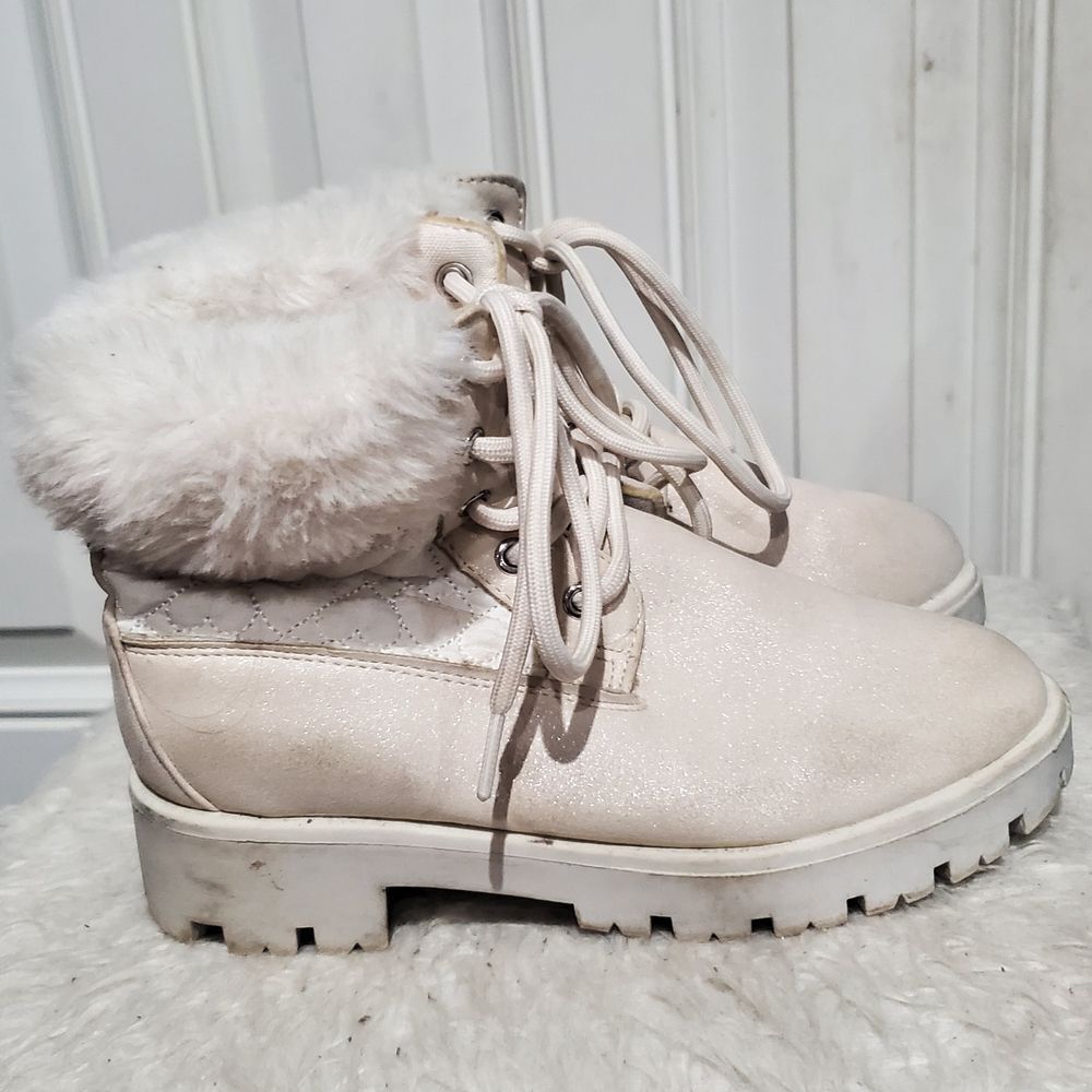Girls BCBG Boots Cream Fur-Lined Kids Boots - Picture 3 of 7